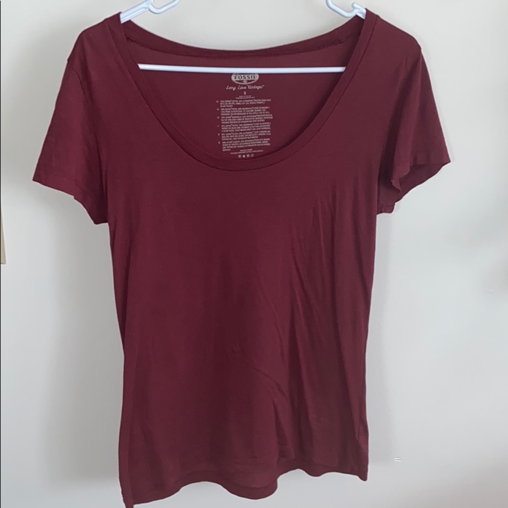 maroon scoop neck tee from fossil. size s